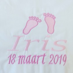 Lakentje met roze voetjes en baby naam